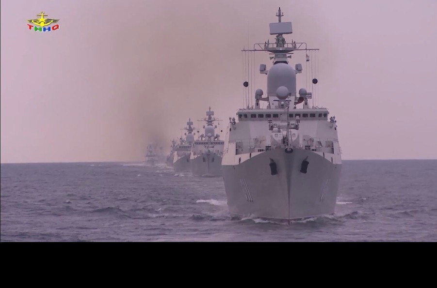 Trong đó, những con tàu mặt nước có năng lực nhất của Việt Nam hiện nay là bốn tàu hộ vệ tên lửa Gepard 3.9 đề án 11661E nhập khẩu từ Nga với cặp đầu tiên mang số hiệu 011 Lý Thái Tổ và 012 Đinh Tiên Hoàng gia nhập biên chế từ năm 2011, cặp thứ hai mang số hiệu 015 Trần Hưng Đạo và 016 Quang Trung cũng chính thức tham gia vào đội hình tác chiến từ năm 2018. Ảnh: Biên đội tàu tên lửa với sự dẫn đầu của những chiếc Gepard 3.9 Việt Nam - Nguồn: Truyền hình Hải quân.