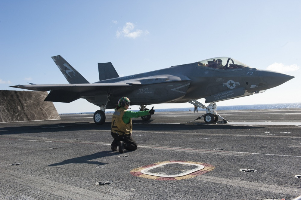 Đầu tiên, F-35C là máy bay tiêm kích tàng hình tầm xa đầu tiên và duy nhất trên thế giới cho tới thời điểm hiện tại, được chế tạo cho các hoạt động trên tàu sân bay của Hải quân Mỹ. Ảnh: Wikipedia