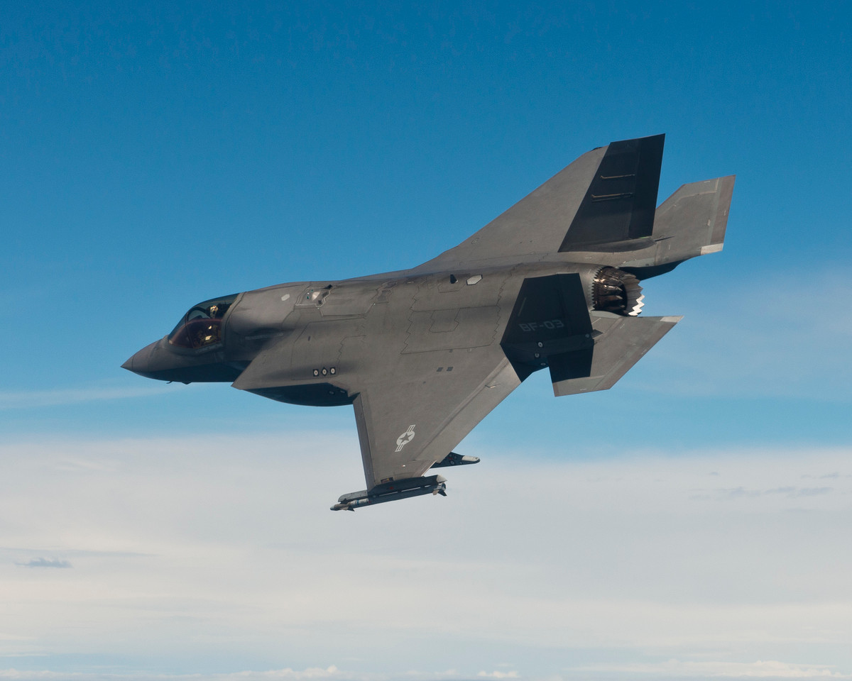 Thứ bảy, F-35C có thể mang vũ khí cả bên trong thân và bên ngoài (trên các điểm treo cánh). Nó có thể mang hơn 2,2 tấn vũ khí trong khoang bom và 8 tấn ở các điểm treo cánh. Tùy vào yêu cầu nhiệm vụ, ở khu vực có mật độ phòng không cao, F-35C sẽ hoạt động với 2,2 tấn. Và ở khu vực không có hệ thống phòng không hoặc vũ khí kém, F-35C mang hoàn chỉnh hơn 10 tấn bom đạn – nó chẳng khác gì máy bay ném bom hạng trung. Ảnh: Wikipedia