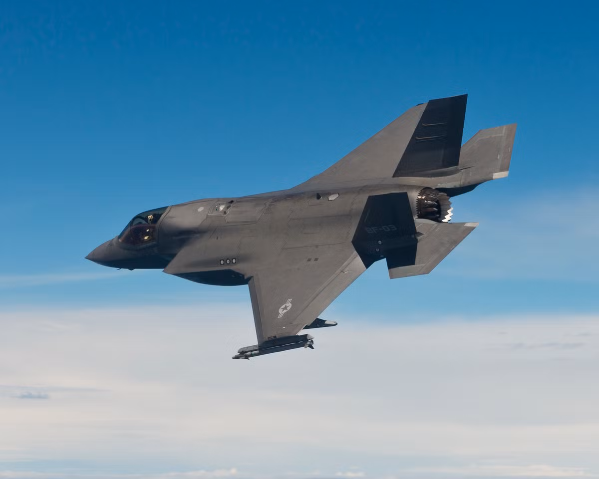 Thứ bảy, F-35C có thể mang vũ khí cả bên trong thân và bên ngoài (trên các điểm treo cánh). Nó có thể mang hơn 2,2 tấn vũ khí trong khoang bom và 8 tấn ở các điểm treo cánh. Tùy vào yêu cầu nhiệm vụ, ở khu vực có mật độ phòng không cao, F-35C sẽ hoạt động với 2,2 tấn. Và ở khu vực không có hệ thống phòng không hoặc vũ khí kém, F-35C mang hoàn chỉnh hơn 10 tấn bom đạn – nó chẳng khác gì máy bay ném bom hạng trung. Ảnh: Wikipedia