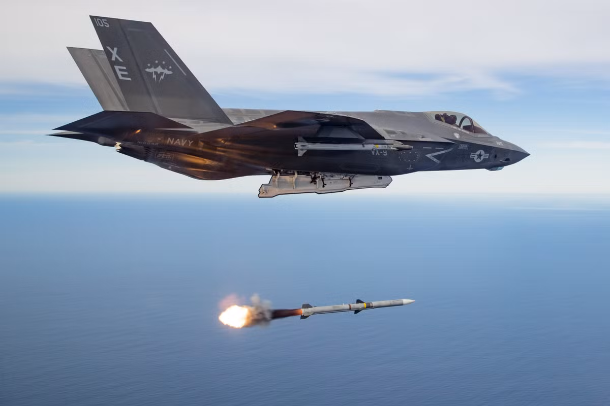 Cuối cùng, F-35C được chế tạo bởi hàng nghìn người đàn ông và phụ nữ ở Mỹ và khắp thế giới. Hơn 1.900 nhà cung cấp và thầu phụ tại 48 tiểu bang Mỹ và hơn 10 quốc gia đã cùng tham gia vào chương trình F-35. Ảnh: Wikipedia