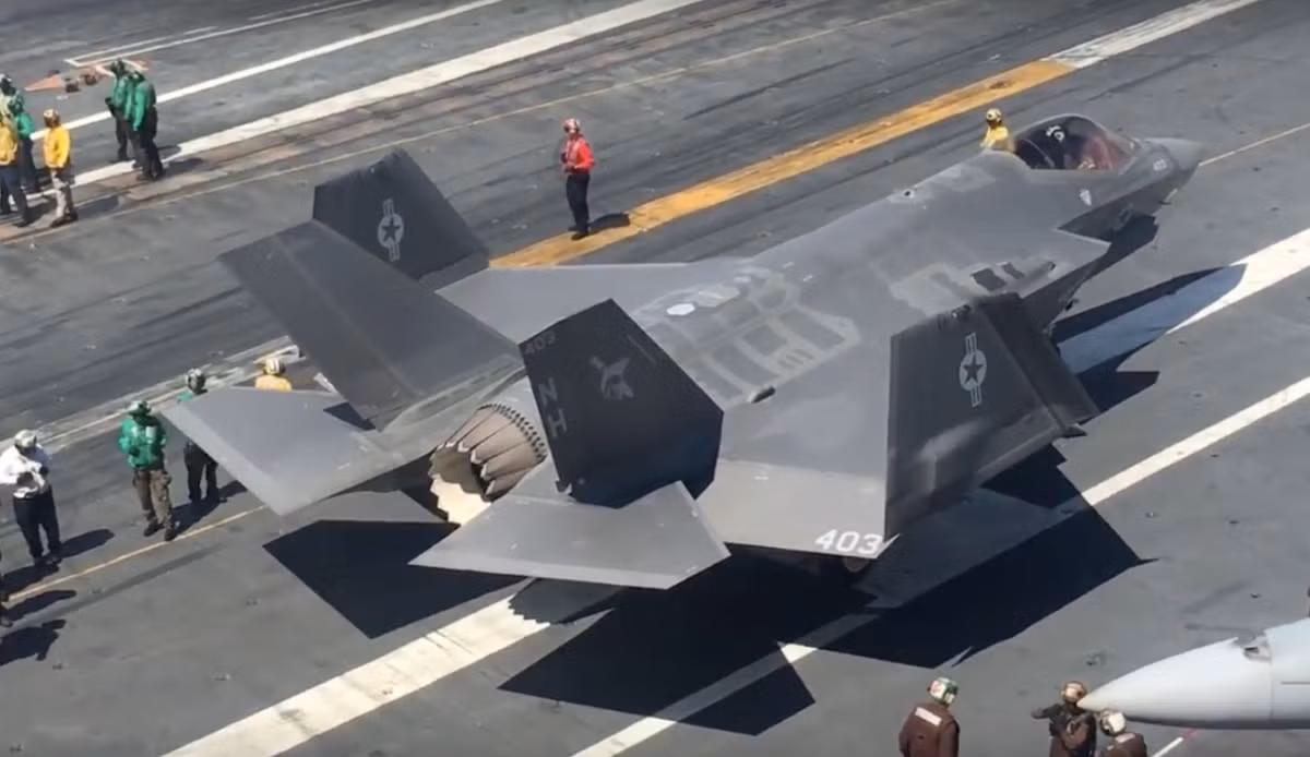 Thứ tư, F-35C sở hữu khả năng hoạt động bền bỉ, nó có thể mang gần 9 tấn nhiên liệu trong thân với tầm bay hơn 1.900km. Điều này cho phép các phi công có thể bay xa hơn và hoạt động lâu hơn trong vùng chiến sự trước khi cần tiếp nhiên liệu. Ảnh: Wikipedia