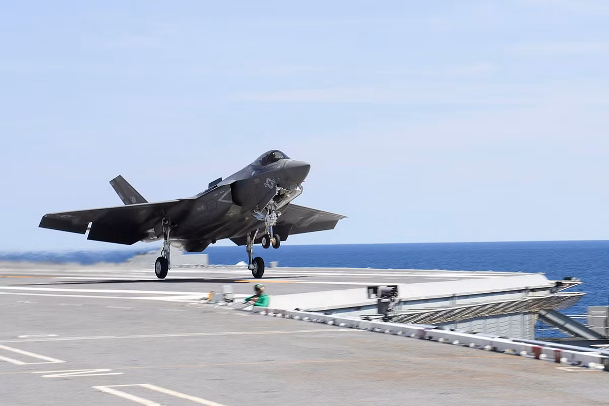 Thứ ba, tiêm kích F-35C có thể hoạt động như một "cơ quan" tình báo, giám sát, trinh sát, chia sẻ mọi tài nguyên thông tin cho mặt đất, trên biển, và trên không. Ảnh: Wikipedia