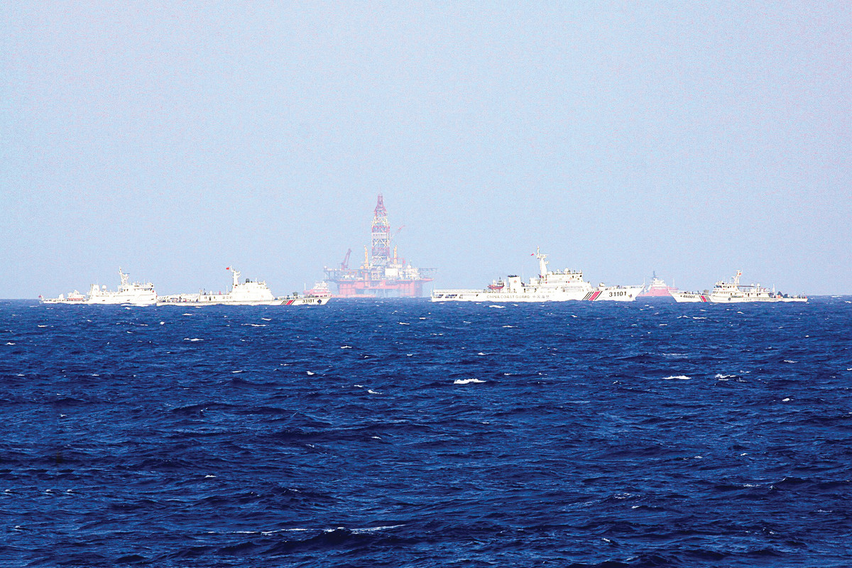 Khu vực Biển Đông sau một thời gian ổn định tương đối vào đầu những năm 2000, căng thẳng tăng dần từ năm 2009 trở đi, do các hành động gây hấn của Bắc Kinh. Đáng chú ý, Trung Quốc đã giành quyền kiểm soát bãi cạn Scarborough từ Philippines vào năm 2012 và đã gây ra một căng thẳng kéo dài hai tháng với Việt Nam, khi ngang nhiên đưa giàn khoan dầu vào vùng đặc quyền kinh tế 200 hai lý của Việt Nam năm 2014. Ảnh: Trung Quốc đã đưa nhiều tàu hộ tống để bảo vệ giàn khoan Hải Dương 981.