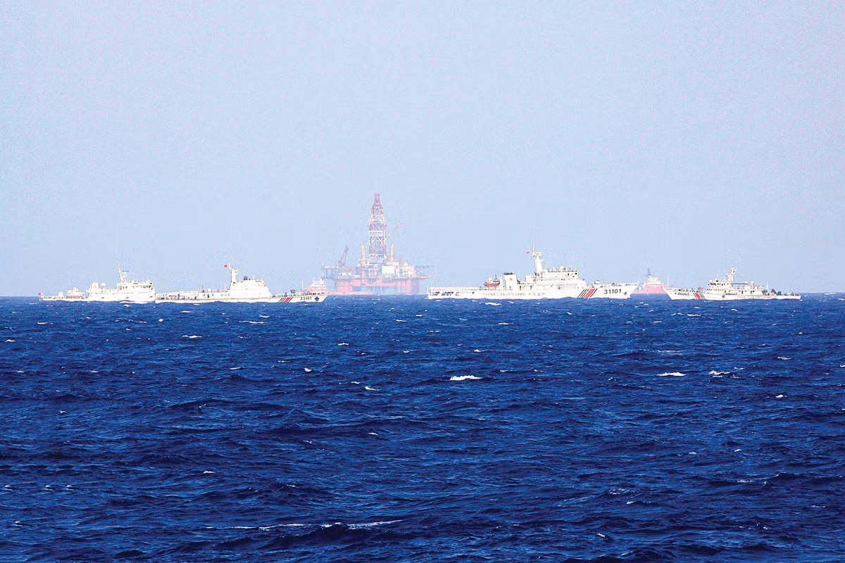 Khu vực Biển Đông sau một thời gian ổn định tương đối vào đầu những năm 2000, căng thẳng tăng dần từ năm 2009 trở đi, do các hành động gây hấn của Bắc Kinh. Đáng chú ý, Trung Quốc đã giành quyền kiểm soát bãi cạn Scarborough từ Philippines vào năm 2012 và đã gây ra một căng thẳng kéo dài hai tháng với Việt Nam, khi ngang nhiên đưa giàn khoan dầu vào vùng đặc quyền kinh tế 200 hai lý của Việt Nam năm 2014. Ảnh: Trung Quốc đã đưa nhiều tàu hộ tống để bảo vệ giàn khoan Hải Dương 981.