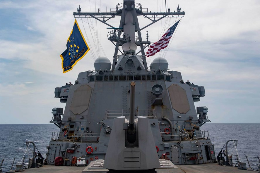 Trong những năm gần đây, sự bất ổn ngày càng tăng đã thúc đẩy Mỹ can thiệp trực tiếp hơn vào Biển Đông, nâng cấp quan hệ đối tác quốc phòng với Philippines, dỡ bỏ lệnh cấm vận vũ khí sát thương đối với Việt Nam và tăng cường quan hệ với ASEAN. Ảnh: Khu trục hạm USS Mustin của Hải quân Mỹ đang tuần tra trên Biển Đông.