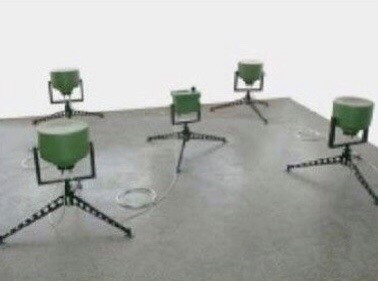 Mìn chống trực thăng AHM-200 được bố trí trên mặt đất, có khả năng phát hiện âm thanh của trực thăng cách xa 500m. Khi trực thăng ở khoảng cách 150m, cảm biến SHF Dopler bắt đầu theo dõi mục tiêu và kích nổ mìn khi khoảng cách chỉ còn 90m. Ảnh: Minh họa cách bố trí mìn chống trực thăng.