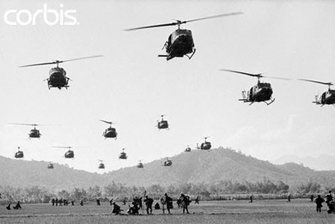 Loại vũ khí này cho ta thấy hiệu quả rõ rệt trên chiến trường khi các trực thăng bay thấp để đổ quân rất dễ gặp phải mìn chống trực thăng cài sẵn. Ảnh: Máy bay trực thăng đổ quân trong chiến tranh Việt Nam