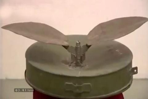 Dựa trên những kinh nghiệm đúc rút, nhằm khắc chế trực thăng với hiệu quả cao và giá thành rẻ, Việt Nam đã nguyên cứu cho ra đời mìn chống trực thăng dựa vào sức gió phát ra từ cánh quạt trực thăng mà phát nổ. Ảnh: Mìn chống trực thăng do Việt Nam chế tạo trong kháng chiến chống Mỹ.