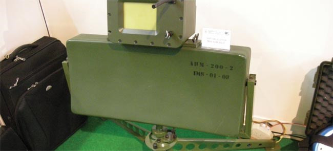 Trong đó, một trong những loại mìn chống trực thăng nguy hiểm nhất hiện nay là loại AHM-200 do Bulgaria sản xuất. Mìn dùng ngòi cảm biến âm thanh kết hợp với cảm biến SHF Dopler để kích hoạt hoặc đưa nó về trạng thái không hoạt động. Ảnh: Mìn AHM-200