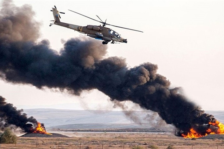 Việc xuất hiện mìn chống tăng trên chiến trường cộng với những vũ khí phòng không tầm thấp như pháo cao xạ, tên lửa phòng không vác vai,.. phổ biến khiến cho trực thăng đã không còn an toàn tuyệt đối khi bay thấp hay đổ quân được nữa. Ảnh: Trực thăng tấn công AH-64 Apache