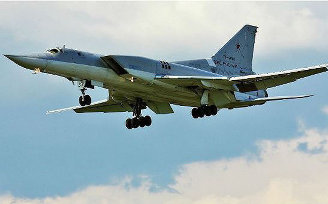 Nếu như Tu-22M3 là loại máy bay ném bom siêu thanh chiến lược nhỏ nhất của Nga, nhưng có thể mang tổng cộng tất cả là 21 tấn vũ khí, bán kính hoạt động 3.500 km, tốc độ bay siêu âm, thì chiếc H-6 của Trung Quốc chỉ mang được tổng cộng 9 tấn vũ khí. Trong khi bán kính hoạt động của H-6 chỉ là 3.000 km, tốc độ bay cận âm. Ảnh: Máy bay ném bom chiến lược Tu-22M3 của Nga - Nguồn: Wikipedia.