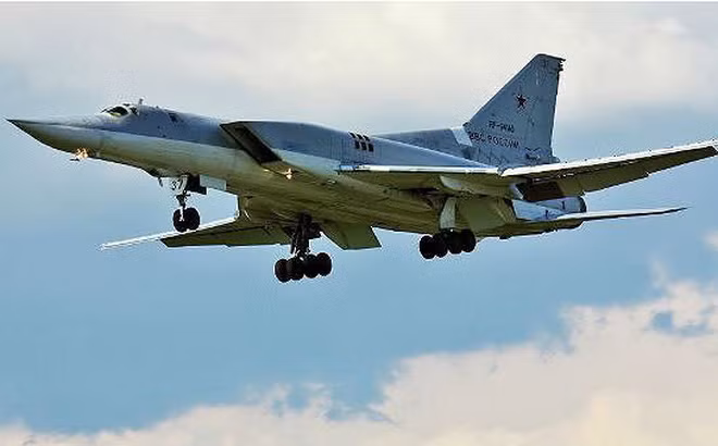 Nếu như Tu-22M3 là loại máy bay ném bom siêu thanh chiến lược nhỏ nhất của Nga, nhưng có thể mang tổng cộng tất cả là 21 tấn vũ khí, bán kính hoạt động 3.500 km, tốc độ bay siêu âm, thì chiếc H-6 của Trung Quốc chỉ mang được tổng cộng 9 tấn vũ khí. Trong khi bán kính hoạt động của H-6 chỉ là 3.000 km, tốc độ bay cận âm. Ảnh: Máy bay ném bom chiến lược Tu-22M3 của Nga - Nguồn: Wikipedia.