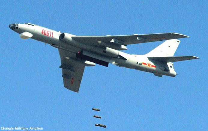 Tuy nhiên H-6K cũng chỉ là loại máy bay có tốc độ cận âm, khả năng xoay sở kém và khả năng tự vệ hạn chế; ưu điểm của H-6K đó là có khoang bom, nên có khả năng mang các loại vũ khí ngoại cỡ như các loại tên lửa hành trình hoặc các loại bom loại lớn. Ảnh: Máy bay ném bom H-6K - Nguồn: Wikipedia.