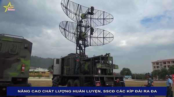 Radar VRS-2DM chính là sản phẩm được nghiên cứu, thiết kế, chế tạo bởi Tập đoàn Công nghệ - Viễn thông Quân đội Viettel. Ảnh: Trắc thủ khiển khai tác chiến với radar VRS-2DM.