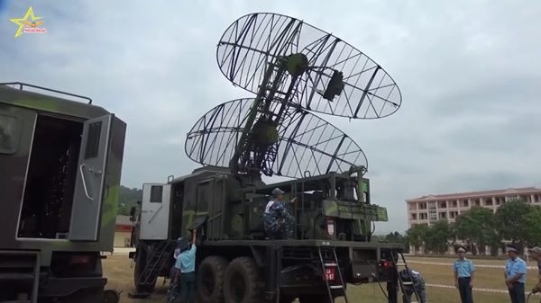Hệ thống sử dụng phương thức bắt sóng thấp decimet (dm), là loại radar chủ lực sử dụng làm nhiệm vụ cảnh giới, bám bắt các mục tiêu bay thấp và rất thấp. Ảnh: Triển khai chiến đấu radar VRS-2DM.