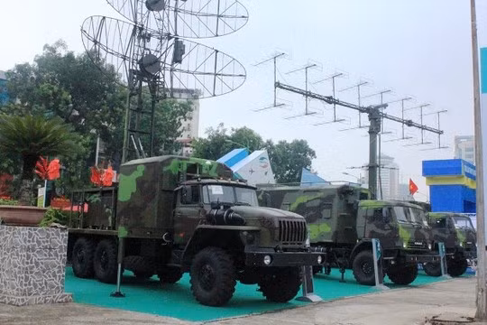 Về thành phần tổ hợp, đài radar VRS-2DM gồm một xe chỉ huy tác chiến và một xe chở thiết bị ăng ten, hai xe này có thể bố trí cách nhau hơn 500m, đảm bảo tính an toàn cao cho kíp chiến đấu khỏi ảnh hưởng của sóng từ trường cũng như tăng tỉ lệ sống sót cho kíp trắc thủ trong trường hợp bị tên lửa diệt radar tấn công. Ảnh: Tổ hợp radar VRS-2DM.