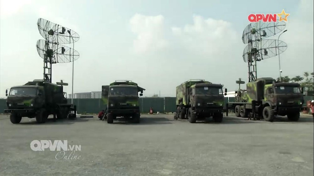 Được biết, hiện nay, một số đài radar VRS-2DM đã được gửi ra thực hiện nhiệm vụ tại quần đảo Trường Sa, cung cấp cho ta độ bao phủ rộng lớn, có thể theo dõi các mục tiêu bay thấp và rất thấp trong phạm vi toàn bộ quần đảo. Ảnh: Hai tổ hợp radar VRS-2DM.