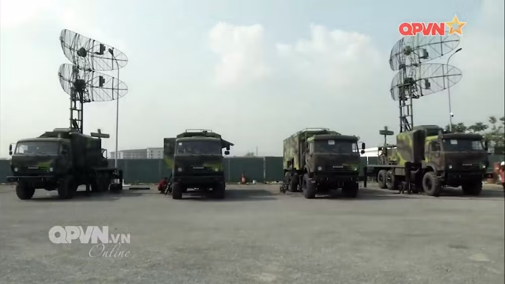 Được biết, hiện nay, một số đài radar VRS-2DM đã được gửi ra thực hiện nhiệm vụ tại quần đảo Trường Sa, cung cấp cho ta độ bao phủ rộng lớn, có thể theo dõi các mục tiêu bay thấp và rất thấp trong phạm vi toàn bộ quần đảo. Ảnh: Hai tổ hợp radar VRS-2DM.