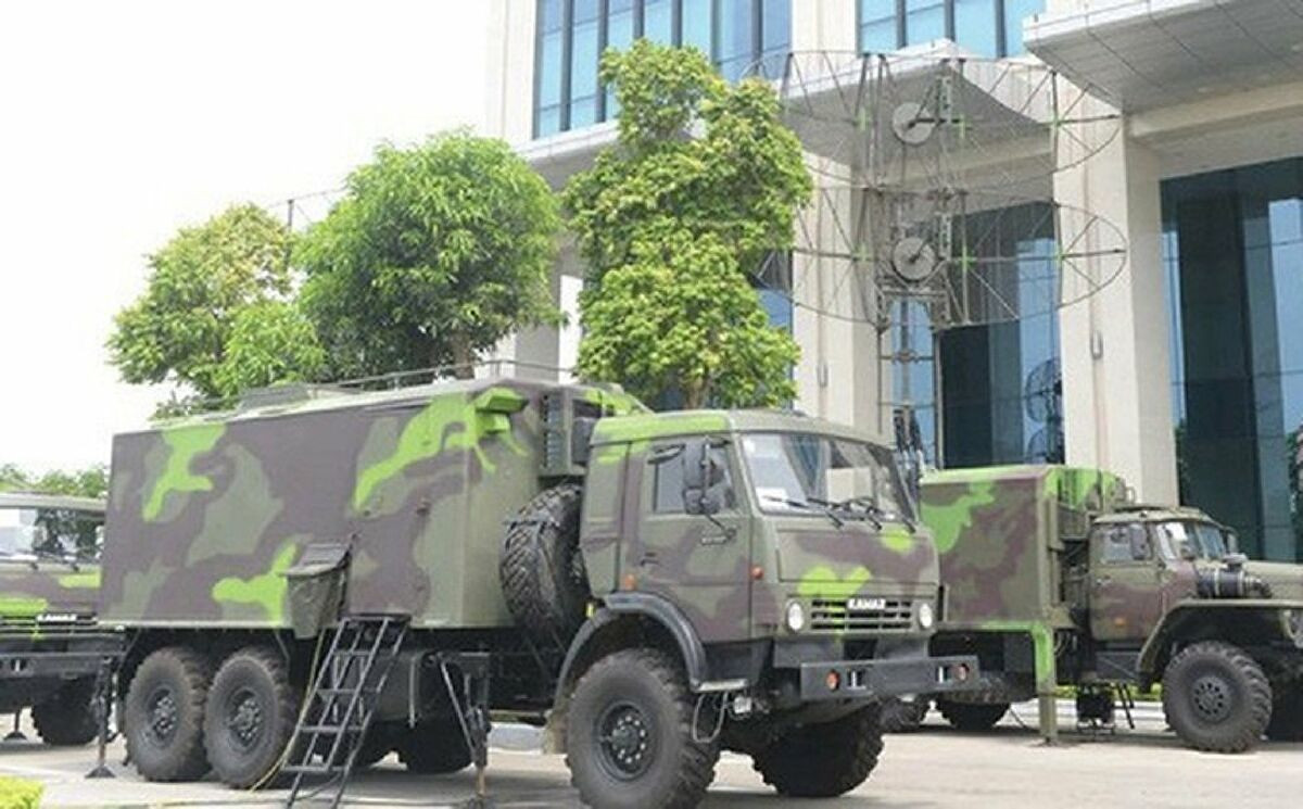 Radar VRS-2DM của Viettel có khả năng phát hiện mục tiêu xa hàng trăm km, được thiết kế để triển khai và thu hồi bán tự động bằng điều khiển điện hoặc thủy lực, giúp giảm thời gian thu hồi đài xuống chỉ bằng 1/4 so với các đài radar đời cũ. Ảnh: Xe chỉ huy tác chiến (trái) và xe chở đài radar (phải) của tổ hợp VRS-2DM.