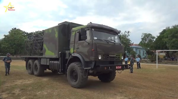 Mới đây, trong một phóng sự về quá trình huấn luyện nâng cao chất lượng sẵn sàng chiến đấu của các kíp đài radar tại trung đoàn 290 thuộc sư đoàn phòng không 375, ta đã bắt gặp những radar VRS-2DM hiện đại do Việt Nam tự thiết kế chế tạo đã đi vào biên chế. Ảnh: Đài radar VRS-2DM trong trạng thái hành quân.