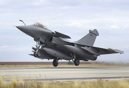 Lợi thế đáng chú ý nhất của Rafale là nó có lượng tiêu thụ nhiên liệu thấp và tiết diện phản xạ radar nhỏ hơn nhiều so với đối thủ. Song, J-16 đã bù đắp lại khiếm khuyết này bằng lớp phủ hấp thụ sóng radar tiên tiến – đây là điều mà Rafale không có. Ảnh: Tiêm kích Rafale - Nguồn: Dassault Aviation.