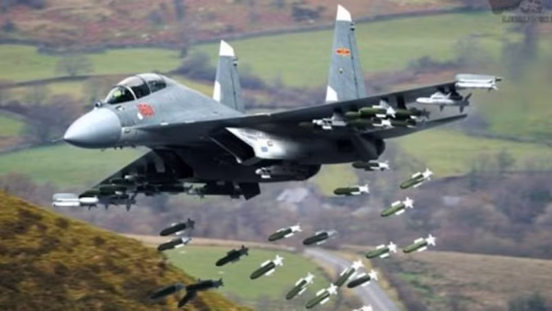 Một loại máy bay chiến đấu mới của Trung Quốc, không thể bỏ qua khi so sánh với Rafale đó là J-16; đây là phiên bản được "nâng cấp toàn diện" từ J-11B (bản sao của Su-27) và chỉ có giá bằng 1/5 chiếc Rafale mà Ấn Độ nhập khẩu. Nếu chúng ta so sánh các đặc điểm của J-16 với các đặc tính của Rafale, thì máy bay được sản xuất tại Pháp cũng không được đánh giá là một lợi thế. Ảnh: J-16 Trung Quốc - Nguồn: SCMP.