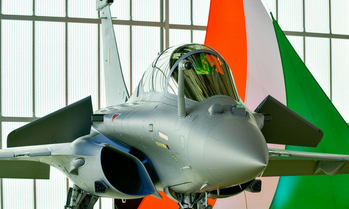 Nói cách khác, với số tiền Ấn Độ mua 36 chiếc Rafale, thì Trung Quốc có thể trang bị 108 chiếc máy bay tàng hình J-20; chưa cần tính đến sự khác biệt về năng lực, đã mang lại lợi thế cho Trung Quốc, do hai mẫu máy bay này hoàn toàn khác biệt về thế hệ; với số lượng J-20 gấp ba, Trung Quốc có thể đè bẹp số Rafale của Ấn Độ. Ảnh: Tiêm kích Rafale trong lễ bàn giao hôm 8/10/2019 - Nguồn: Dassault Aviation.