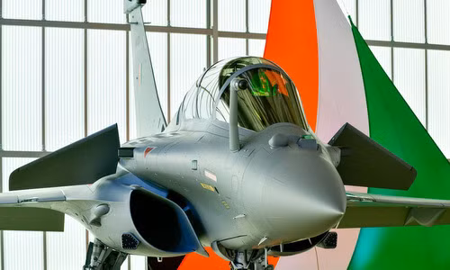 Nói cách khác, với số tiền Ấn Độ mua 36 chiếc Rafale, thì Trung Quốc có thể trang bị 108 chiếc máy bay tàng hình J-20; chưa cần tính đến sự khác biệt về năng lực, đã mang lại lợi thế cho Trung Quốc, do hai mẫu máy bay này hoàn toàn khác biệt về thế hệ; với số lượng J-20 gấp ba, Trung Quốc có thể đè bẹp số Rafale của Ấn Độ. Ảnh: Tiêm kích Rafale trong lễ bàn giao hôm 8/10/2019 - Nguồn: Dassault Aviation.