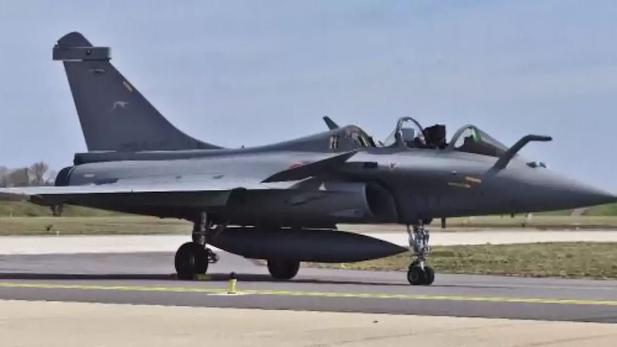 Bên cạnh đó, Rafale còn có phạm vi hoạt động rất hạn chế, khi mang đầy đủ vũ khí. Mặc dù các biến thể mới nhất của Rafale tích hợp radar quét mảng pha điện tử chủ động (AESA), nhưng những radar này có kích cỡ nhỏ hơn nhiều so với loại trang bị trên J-16 nên làm hạn chế đáng kể khả năng nhận thức tình huống của phi công. Ảnh: Tiêm kích Rafale - Nguồn: Dassault Aviation.