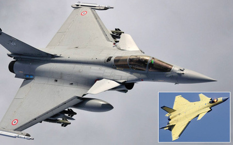 Điều này cho thấy, nếu cuộc chiến xảy ra, Ấn Độ đưa tất cả số Rafale mà họ có vào tham chiến, thì sự vượt trội về số lượng và chất lượng vẫn đứng về phía Trung Quốc. Ảnh: Rafale (lớn) và J-20.