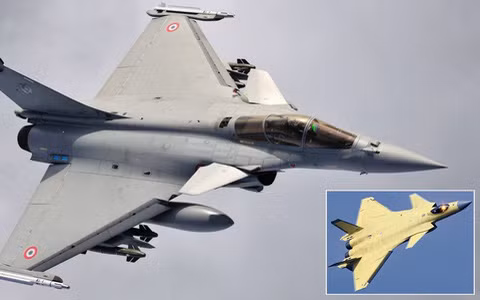 Điều này cho thấy, nếu cuộc chiến xảy ra, Ấn Độ đưa tất cả số Rafale mà họ có vào tham chiến, thì sự vượt trội về số lượng và chất lượng vẫn đứng về phía Trung Quốc. Ảnh: Rafale (lớn) và J-20.