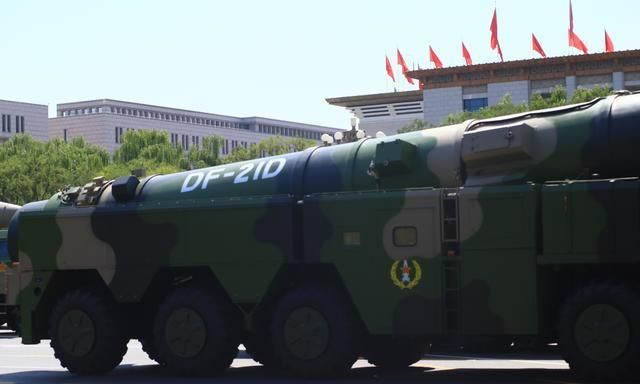 Quan trọng hơn, hệ thống tên lửa tầm xa của Trung Quốc khiến Không quân Mỹ khó có thể phát huy sức mạnh của mình; ngay cả khi họ sở hữu nhiều F-22 hơn, do máy bay chiến đấu cất cánh cần phải sân bay. Theo tính toán, sức mạnh tên lửa của Trung Quốc, có thể nhanh chóng làm tê liệt tất cả các sân bay và căn cứ trong chuỗi đảo thứ nhất và chuỗi đảo thứ hai. Như vậy F-22 cũng không còn sân bay để cất cánh tiếp cận lãnh thổ Trung Quốc.