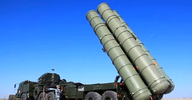 Chưa kể rằng ngày càng có nhiều máy bay thế hệ 5 J-20 có trong biên chế của Không quân Trung Quốc; ngoài ra Trung Quốc còn có một hệ thống phòng không tương đối hoàn chỉnh, một số lượng lớn radar có thể phát hiện mục tiêu tàng hình tiên tiến được triển khai trên mặt đất, và có máy bay cảnh báo sớm. Do vậy những lợi thế về tàng hình của F-22 cũng giảm đi rất nhiều.