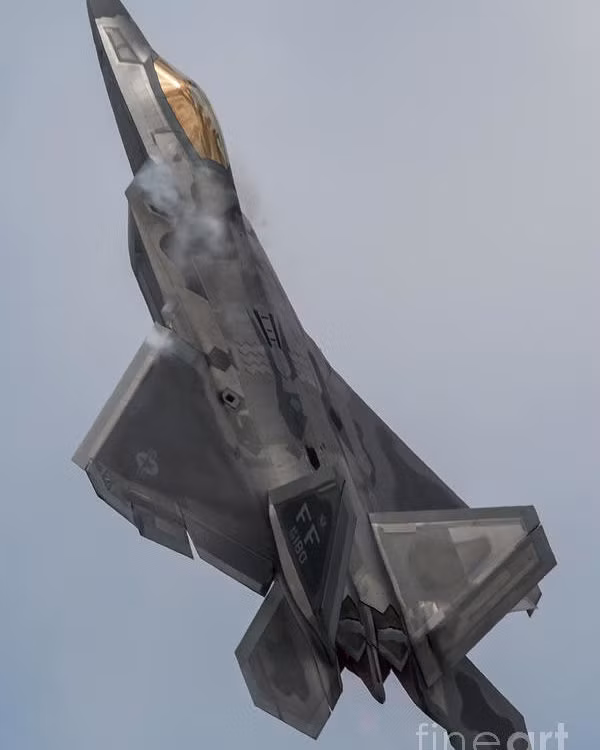 Nhưng đó là cách tính toán theo lý thuyết, khi mà hiện nay, dù là loại chiến đấu cơ hiện đại, nhưng F-22 chưa hề qua thực chiến; tính toán chỉ đúng khi F-22 đối đầu với không quân của các nước nhỏ; còn với Không quân Trung Quốc, họ cũng có lợi thế nhất định về công nghệ, do vậy khó có việc một chiếc F-22 có sức mạnh bằng cả chục chiếc J-11 của Trung Quốc.