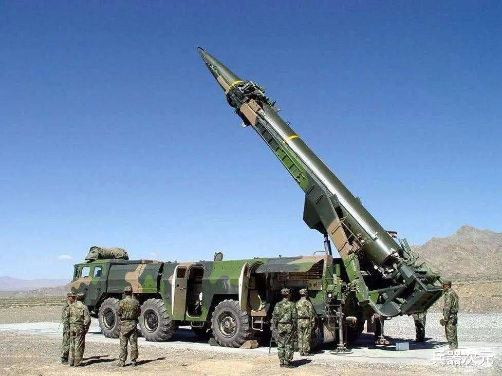 Bởi theo ông Danoa, những tên lửa đạn đạo của Pakistan hay của Trung Quốc đều không thể mang được đầu đạn nặng hơn và có tác dụng phá hủy rất hạn chế các sân bay và căn cứ quân sự của Ấn Độ. Ảnh: Tên lửa Dongfeng của Pakistan - Nguồn: Sina