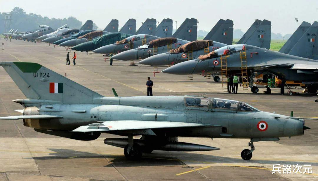 Danoa tuyên bố rằng, Ấn Độ đã xây dựng hơn mười sân bay tiền tuyến ở Chabua, Leh, Bareilly, Kanpur, Adampur và các khu vực khác. Những sân bay này đã được công ty Tata Electric cải tạo vào năm 2020 và có hầm ngầm chứa đạn dược và các thiết bị khác. Ảnh: Một sân bay tiền tuyến của Ấn Độ - Nguồn: PTI