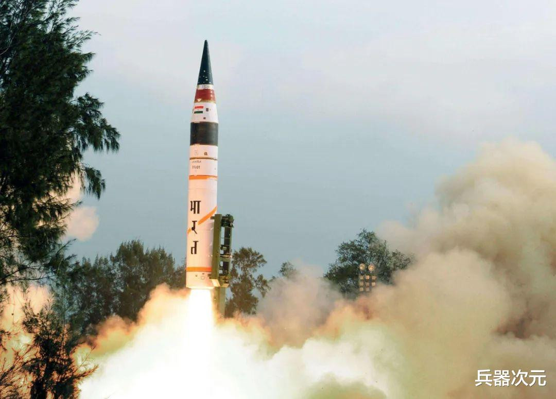 Quân đội Ấn Độ cũng được trang bị một số lượng tương đối lớn tên lửa đạn đạo tầm trung và tầm xa Agni và tên lửa đạn đạo tầm ngắn tiến công mặt đất và sẵn sàng phản công khi cần thiết. Ảnh: Tên lửa đạn đạo Agni của Ấn Độ - Nguồn: PTI