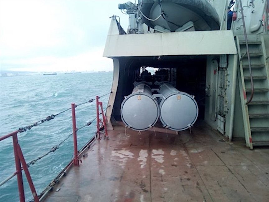 Không những chỉ sử dụng ngư lôi TEST-71 để chống ngầm, các tàu hộ vệ Gepard 3.9 Việt Nam cũng có thể sử dụng các ngư lôi Kiểu 53-65 như các tàu phóng lôi để tấn công tàu mặt nước trong nhiều trường hợp, tuy nhiên nhiệm vụ này có thể để cho các tên lửa chống hạm trên tàu đảm nhiệm. Ảnh: Cận cảnh bệ phóng ngư lôi 533mm trên tàu Gepard 3.9 Việt Nam.