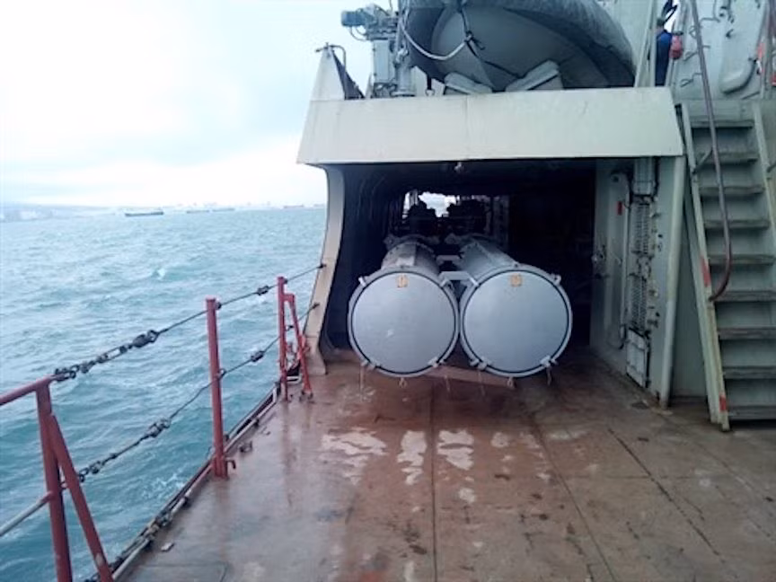 Không những chỉ sử dụng ngư lôi TEST-71 để chống ngầm, các tàu hộ vệ Gepard 3.9 Việt Nam cũng có thể sử dụng các ngư lôi Kiểu 53-65 như các tàu phóng lôi để tấn công tàu mặt nước trong nhiều trường hợp, tuy nhiên nhiệm vụ này có thể để cho các tên lửa chống hạm trên tàu đảm nhiệm. Ảnh: Cận cảnh bệ phóng ngư lôi 533mm trên tàu Gepard 3.9 Việt Nam.