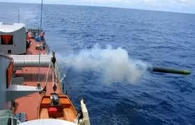 Tàu được trang bị các ngư lôi SET-53M cỡ 533mm, vừa có thể sử dụng chống ngầm vừa có thể sử dụng chống hạm. Phiên bản SET-53M là phiên bản cải tiến của ngư lôi SET-53, chính thức ra mắt từ năm 1964. Ảnh: Phóng ngư lôi SET-53M trên tàu Petya.