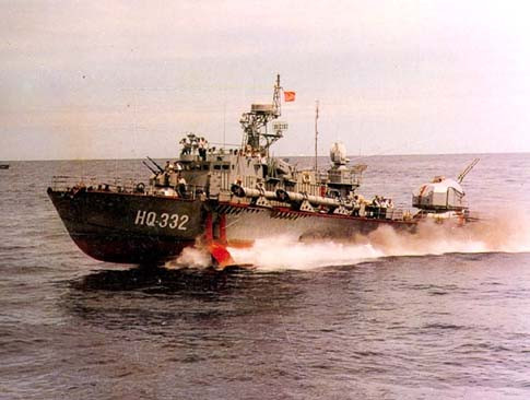 Và loại tàu phóng lôi còn lại là lớp Turya đề án 206M vốn cũng là phiên bản nâng cấp từ các tàu Shershen đề án 206 cũng sử dụng loại ngư lôi Kiểu 53-65 này. Tàu được trang bị 4 ống phóng ngư lôi OTA-53-206M cải tiến sử dụng ngư lôi cỡ 533mm chuyên cho nhiệm vụ chống tàu mặt nước. Việt Nam có trong biên chế 5 tàu loại này. Ảnh: Tàu phóng lôi 332 lớp Turya của vùng 3 hải quân.