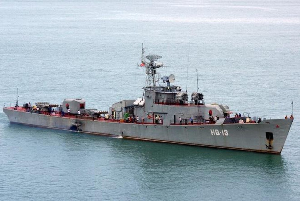 Đầu tiên phải kể đến các tàu hộ vệ săn ngầm Petya đề án 159A hiện đang phục vụ trong biên chế hải quân Việt Nam. Việt Nam sở hữu 3 tàu thuộc lớp này mang số hiệu 13, 15, 17. Đây là các tàu đã qua sử dụng sau một thời gian hoạt động trong hải quân Liên Xô và được chuyển giao cho hải quân Việt Nam vào tháng 12/1983. Tàu Petya đề án 159A trang bị 2 bệ phóng ngư lôi săn ngầm PTA-40-159 sử dụng ngư lôi SET-40UE cỡ nòng 400mm, mỗi bệ phóng có thể mang được 5 quả ngư lôi. Ảnh: Tàu 13 lớp Petya đề án 159A hồi còn màu sơn cũ.