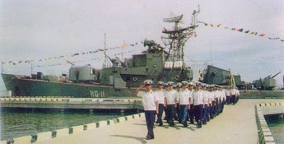 Tháng 12/1978, Liên Xô cũng đã viện trợ cho Việt Nam hai tàu Petya đề án 159E, đây là các tàu chế tạo mới, là phiên bản xuất khẩu của các tàu Petya nội địa, được Việt Nam đánh số hiệu lần lượt là 09 và 11. Tàu đã loại bỏ bớt một bệ phóng ngư lôi PTA-40-159 và thay vào đó là bệ phóng ngư lôi săn ngầm PTA-53-57 cỡ 533mm với sức chứa ba quả ngư lôi. Ảnh: Cán bộ chiến sĩ tàu 11 thuộc lớp Petya đề án 159E.