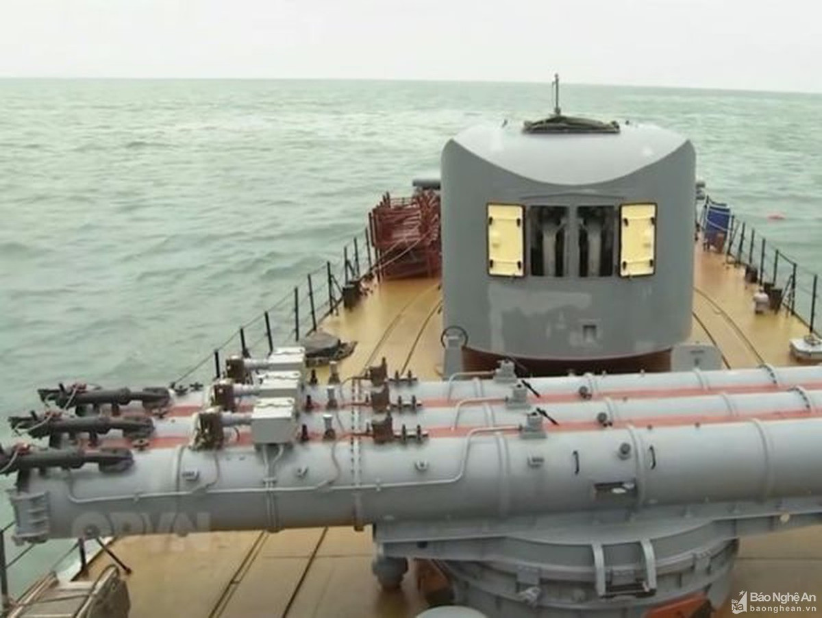 Ngư lôi SET-53M có trọng lượng 1.480kg, dài 7.8m, đầu đạn nặng 100kg, tầm bắn tối đa 14.000m, tốc độ tối đa 29 hải lý/h. Trên tàu Petya đề án 159E trang bị một bệ phóng PTA-53-57 chứa được ba ngư lôi SET-53M. Ảnh: Cận cảnh bệ phóng ngư lôi PTA-53-57 trên tàu Petya Việt Nam.