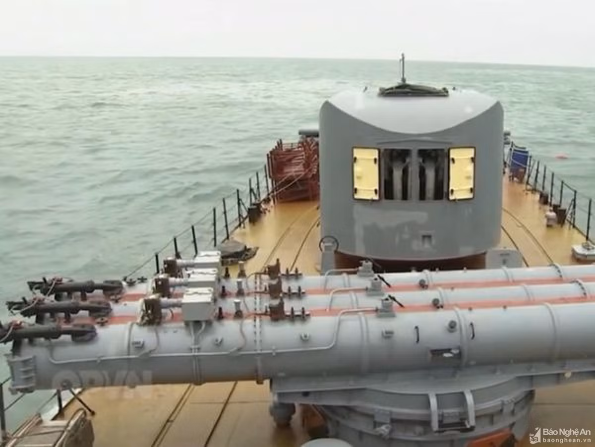 Ngư lôi SET-53M có trọng lượng 1.480kg, dài 7.8m, đầu đạn nặng 100kg, tầm bắn tối đa 14.000m, tốc độ tối đa 29 hải lý/h. Trên tàu Petya đề án 159E trang bị một bệ phóng PTA-53-57 chứa được ba ngư lôi SET-53M. Ảnh: Cận cảnh bệ phóng ngư lôi PTA-53-57 trên tàu Petya Việt Nam.