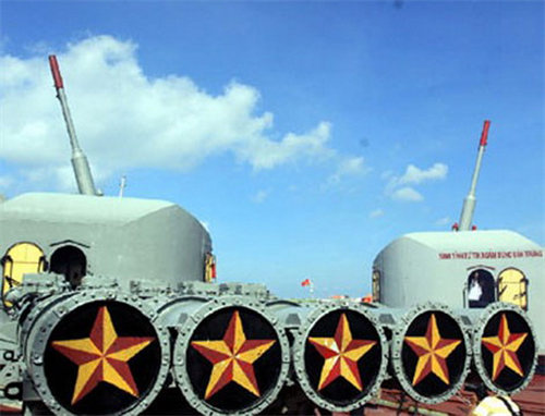 Ngư lôi nặng 550kg, dài 4.5m, tầm bắn tối đa 8.000m và mang đầu đạn nặng 80kg, tấn công mục tiêu sâu tối đa 200m, tốc độ tối đa 29 hải lý/h. Trên tàu Petya đề án 159A, các ngư lôi SET-40UE được đặt trong hai bệ phóng PTA-40-159 mỗi bệ phóng chứa năm quả ngư lôi. Ảnh: Cận cảnh bệ phóng PTA-40-159 trên tàu Petya Việt Nam.