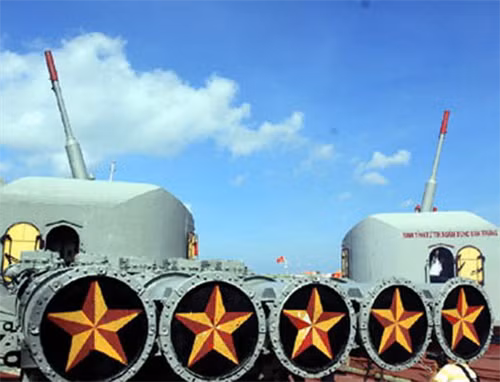 Ngư lôi nặng 550kg, dài 4.5m, tầm bắn tối đa 8.000m và mang đầu đạn nặng 80kg, tấn công mục tiêu sâu tối đa 200m, tốc độ tối đa 29 hải lý/h. Trên tàu Petya đề án 159A, các ngư lôi SET-40UE được đặt trong hai bệ phóng PTA-40-159 mỗi bệ phóng chứa năm quả ngư lôi. Ảnh: Cận cảnh bệ phóng PTA-40-159 trên tàu Petya Việt Nam.