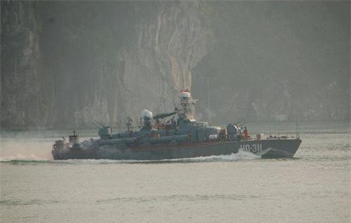 Ngoài ra, Việt Nam còn sở hữu các tàu khác cũng sử dụng loại ngư lôi cỡ nòng 533mm đó là các tàu phóng lôi loại cũ. Như trong ảnh là loại tàu phóng lôi lớp Shershen đề án 206, trang bị 4 ống phóng ngư lôi OTA-53-206 sử dụng ngư lôi Kiểu 53-65 cỡ 533mm chuyên cho nhiệm vụ chống tàu mặt nước. Mặc dù vậy, một số tàu lớp này do thời gian dài hoạt động không còn đáp ứng tốt yêu cầu nhiệm vụ, đã được tháo bỏ các ống phóng lôi và chuyển giao cho cảnh sát biển với mục đích làm tàu tuần tra. Ảnh: Tàu phóng lôi 311 lớp Shershen của vùng 1 hải quân.