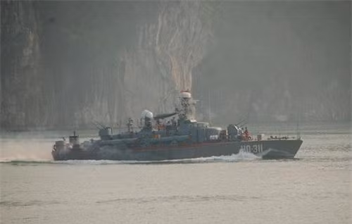 Ngoài ra, Việt Nam còn sở hữu các tàu khác cũng sử dụng loại ngư lôi cỡ nòng 533mm đó là các tàu phóng lôi loại cũ. Như trong ảnh là loại tàu phóng lôi lớp Shershen đề án 206, trang bị 4 ống phóng ngư lôi OTA-53-206 sử dụng ngư lôi Kiểu 53-65 cỡ 533mm chuyên cho nhiệm vụ chống tàu mặt nước. Mặc dù vậy, một số tàu lớp này do thời gian dài hoạt động không còn đáp ứng tốt yêu cầu nhiệm vụ, đã được tháo bỏ các ống phóng lôi và chuyển giao cho cảnh sát biển với mục đích làm tàu tuần tra. Ảnh: Tàu phóng lôi 311 lớp Shershen của vùng 1 hải quân.